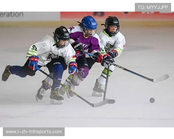 冰球运动员连摔三次仍抢断成功，全场起立